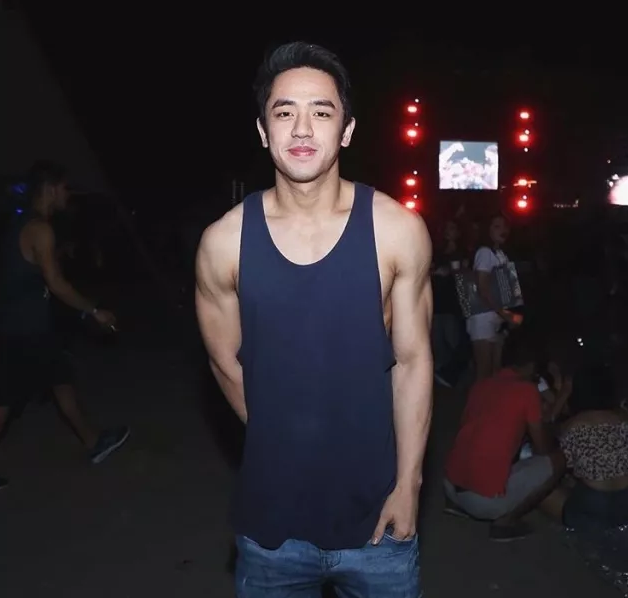 一脱成名的INS华裔网红模特，筋肉大胸边走边撩包很大！ - 51虹马