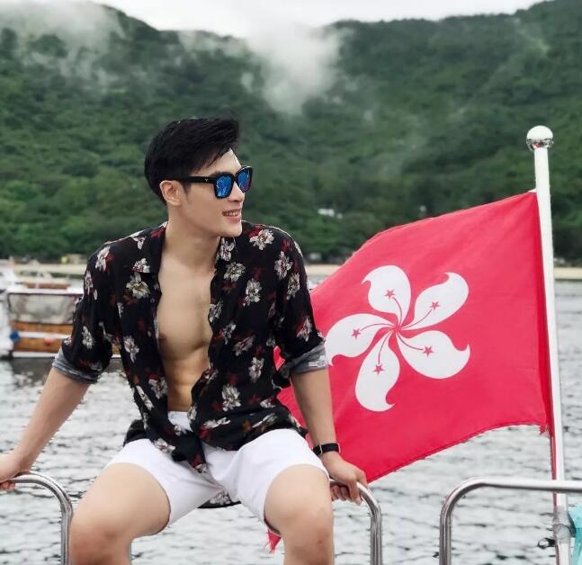 看点∣筋肉小哥的身材真的太sexxxxy了！面对这样的他没谁能不心动吧？ - 51虹马