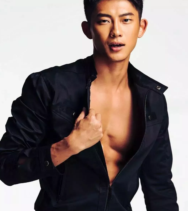 看点∣能飙车能演广告的筋肉体育生，还是身材迷人的鲜肉弟弟！ - 51虹马