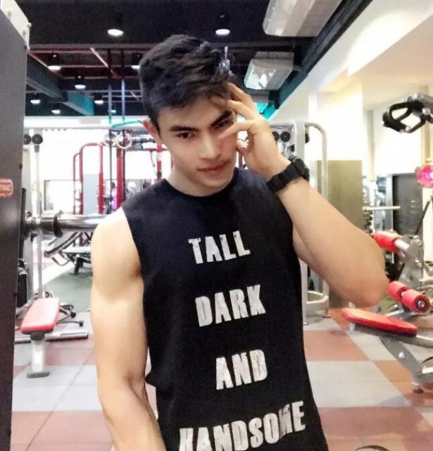 看点∣筋肉小哥的身材真的太sexxxxy了！面对这样的他没谁能不心动吧？ - 51虹马