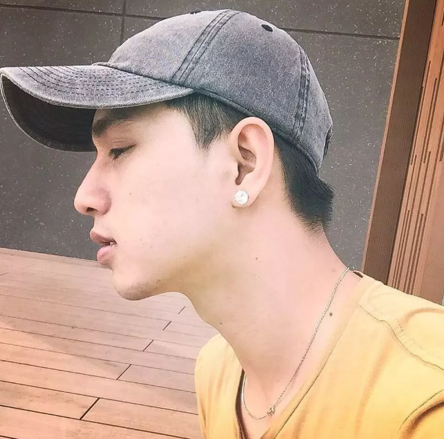 鲜肉男模脱得自然 乖巧盯当喵上线了！ - 51虹马