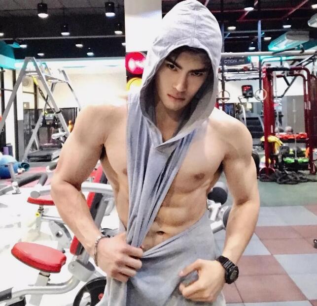 看点∣筋肉小哥的身材真的太sexxxxy了！面对这样的他没谁能不心动吧？ - 51虹马