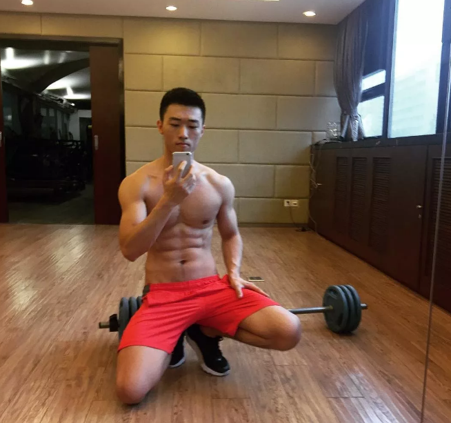 脱掉正装，他六块腹肌的公狗腰身材吓到我了 - 51虹马