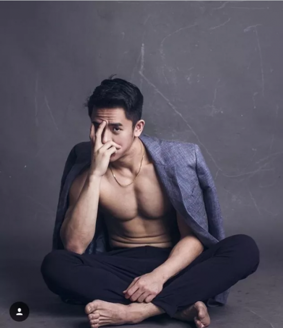 一脱成名的INS华裔网红模特，筋肉大胸边走边撩包很大！ - 51虹马