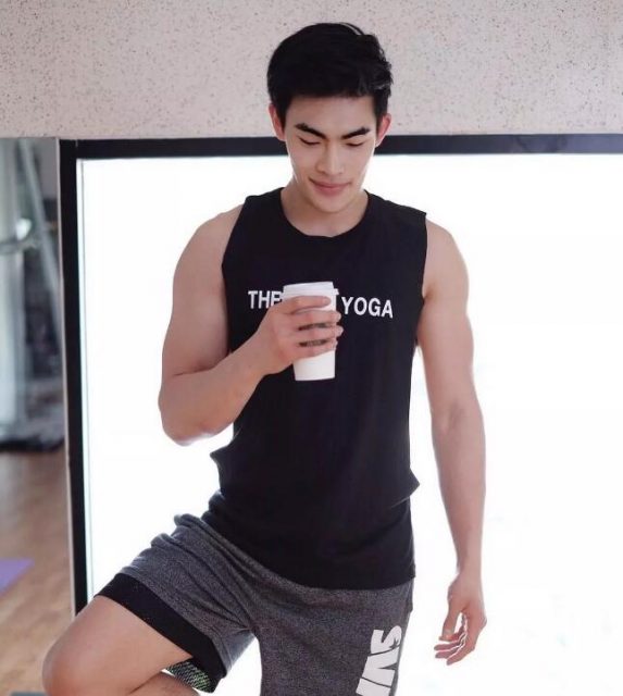 看点∣筋肉小哥的身材真的太sexxxxy了！面对这样的他没谁能不心动吧？ - 51虹马