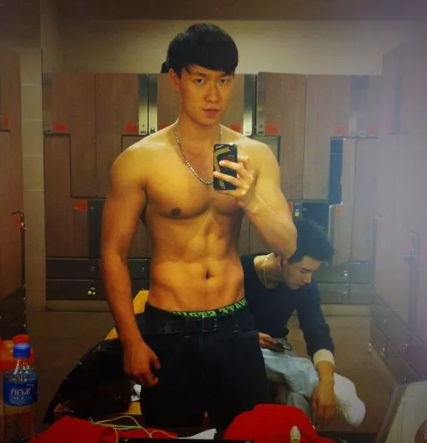 185的8块腹肌公狗腰东北爷们向云龙，了解一下 - 51虹马