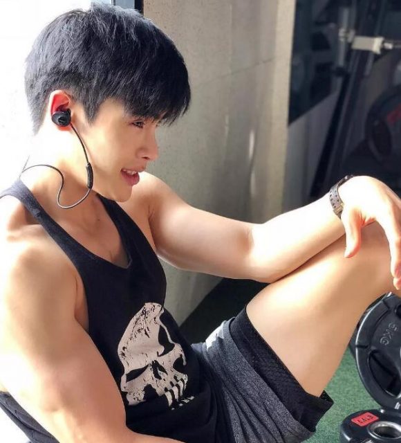 看点∣筋肉小哥的身材真的太sexxxxy了！面对这样的他没谁能不心动吧？ - 51虹马