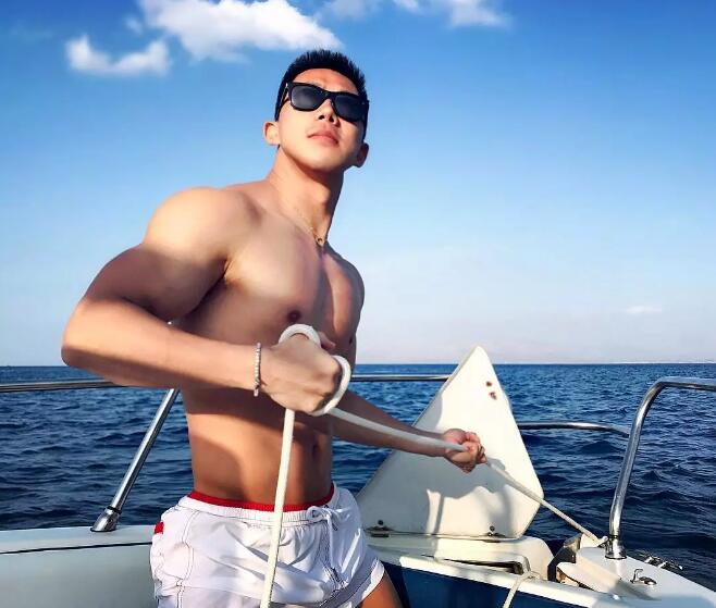 Gay的生活就是练好大胸翘臀，再去各地旅行？ - 51虹马