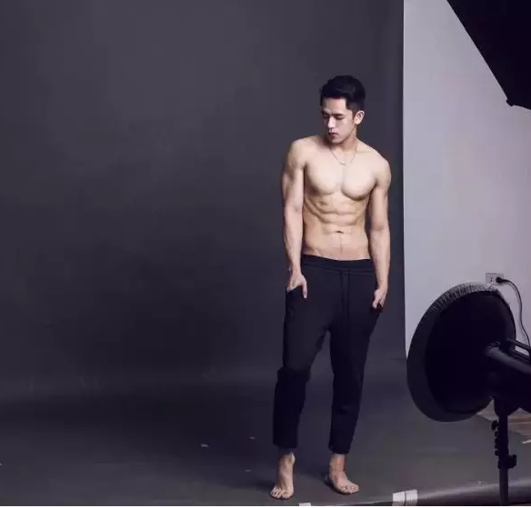 一脱成名的INS华裔网红模特，筋肉大胸边走边撩包很大！ - 51虹马