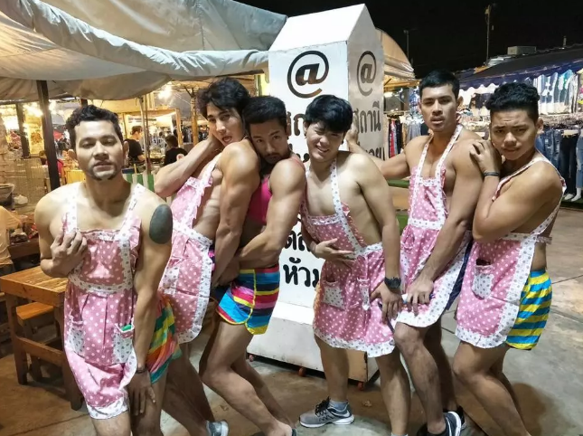 这家餐厅吃饭必须脱得光溜溜…… - 51虹马