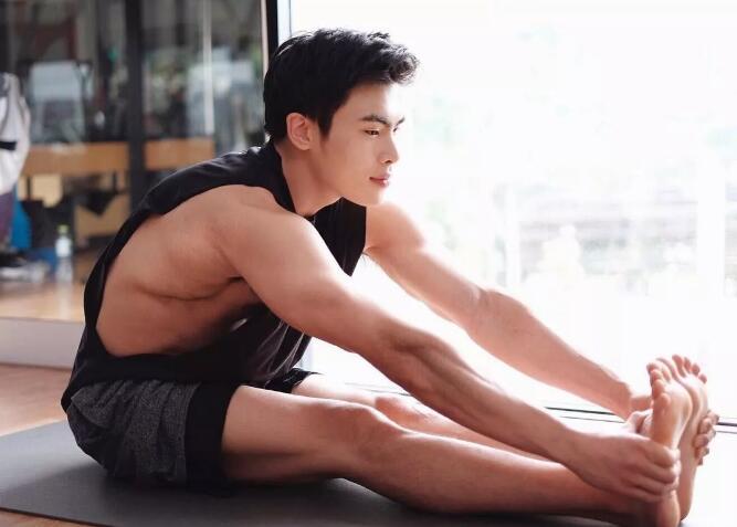 看点∣筋肉小哥的身材真的太sexxxxy了！面对这样的他没谁能不心动吧？ - 51虹马