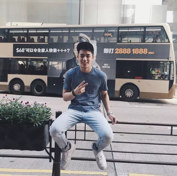 一脱成名的INS华裔网红模特，筋肉大胸边走边撩包很大！ - 51虹马