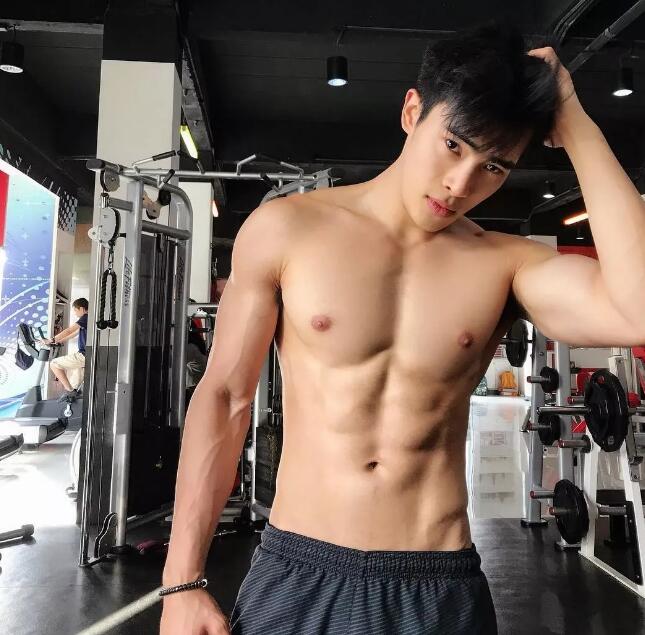 看点∣筋肉小哥的身材真的太sexxxxy了！面对这样的他没谁能不心动吧？ - 51虹马