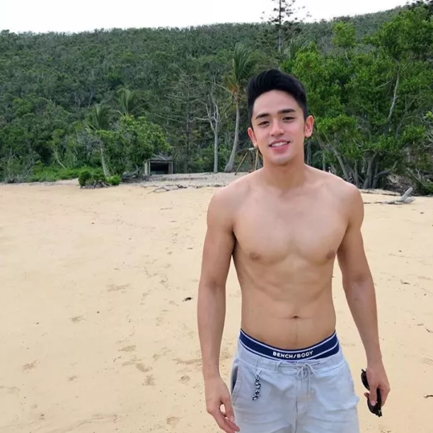 一脱成名的INS华裔网红模特，筋肉大胸边走边撩包很大！ - 51虹马