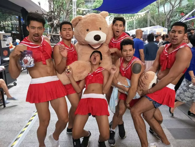 这家餐厅吃饭必须脱得光溜溜…… - 51虹马