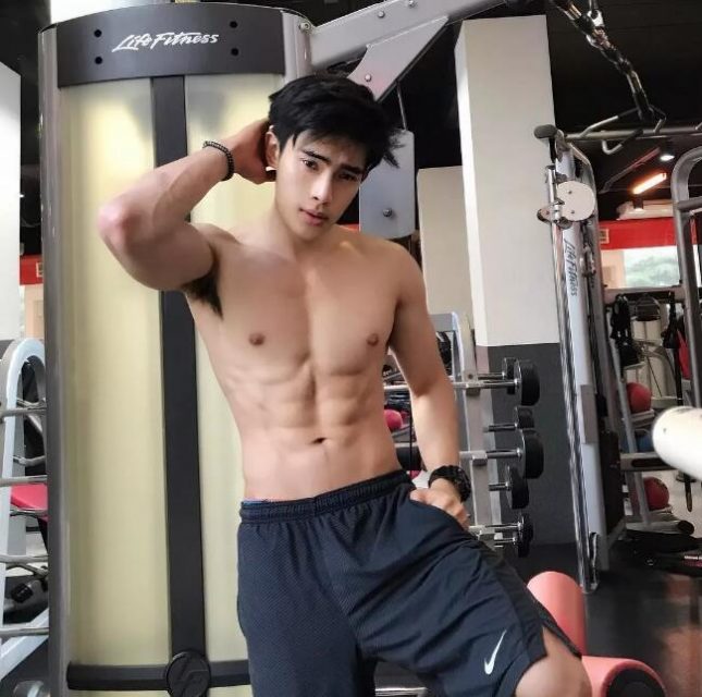 看点∣筋肉小哥的身材真的太sexxxxy了！面对这样的他没谁能不心动吧？ - 51虹马