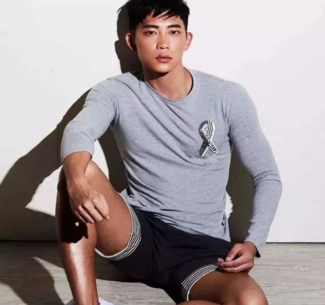 看点∣能飙车能演广告的筋肉体育生，还是身材迷人的鲜肉弟弟！ - 51虹马