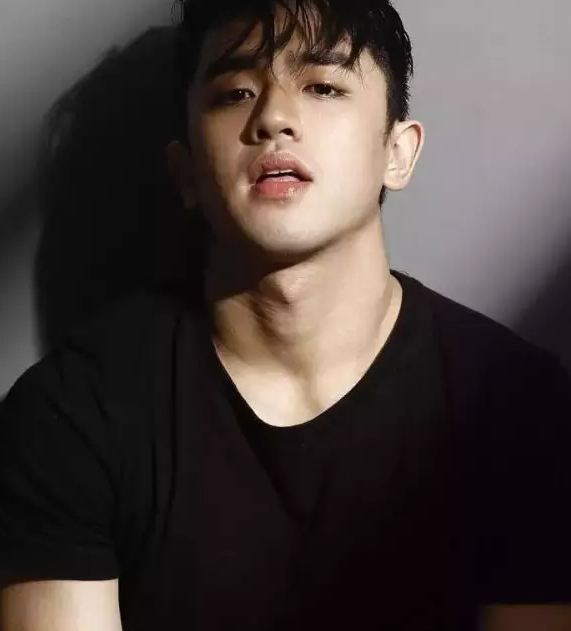 一脱成名的INS华裔网红模特，筋肉大胸边走边撩包很大！ - 51虹马