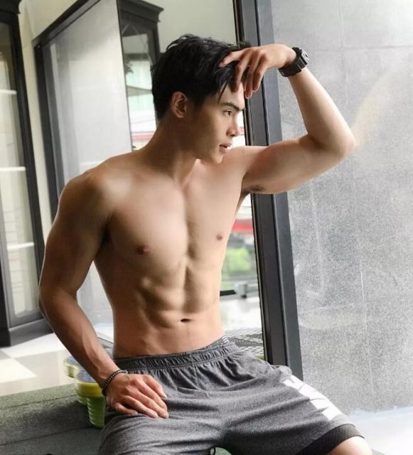 看点∣筋肉小哥的身材真的太sexxxxy了！面对这样的他没谁能不心动吧？ - 51虹马