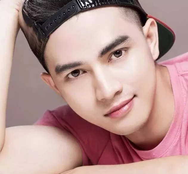 鲜肉男模脱得自然 乖巧盯当喵上线了！ - 51虹马