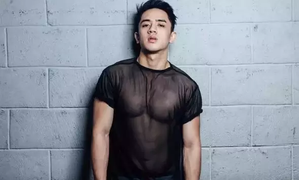 一脱成名的INS华裔网红模特，筋肉大胸边走边撩包很大！ - 51虹马