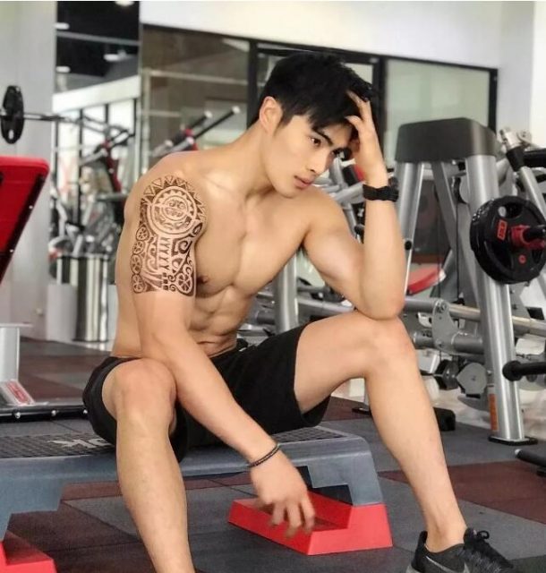 看点∣筋肉小哥的身材真的太sexxxxy了！面对这样的他没谁能不心动吧？ - 51虹马