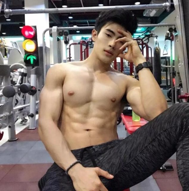 看点∣筋肉小哥的身材真的太sexxxxy了！面对这样的他没谁能不心动吧？ - 51虹马