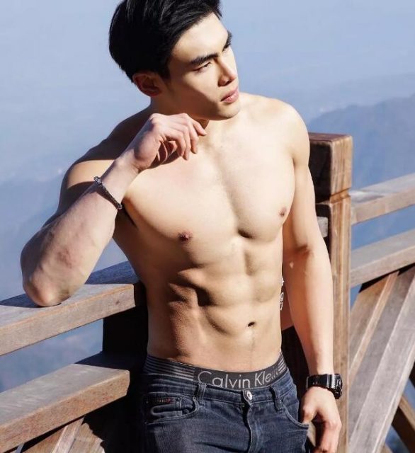 看点∣筋肉小哥的身材真的太sexxxxy了！面对这样的他没谁能不心动吧？ - 51虹马