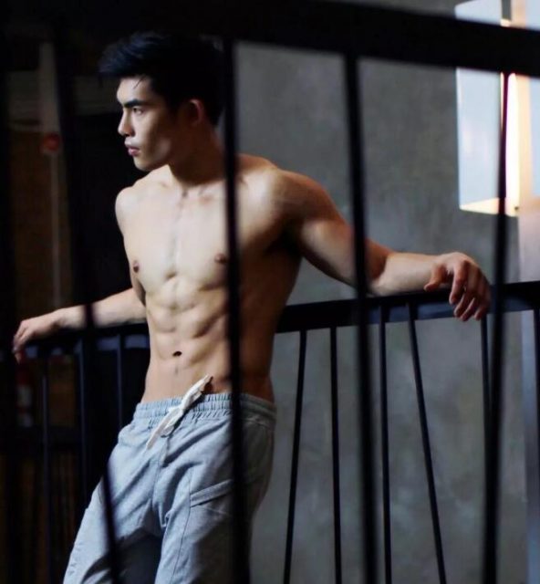 看点∣筋肉小哥的身材真的太sexxxxy了！面对这样的他没谁能不心动吧？ - 51虹马