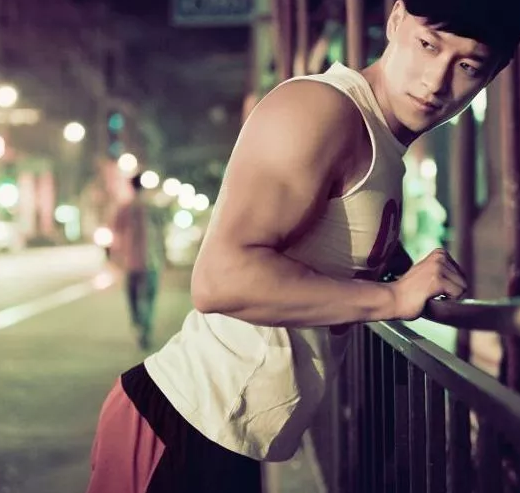 185的8块腹肌公狗腰东北爷们向云龙，了解一下 - 51虹马