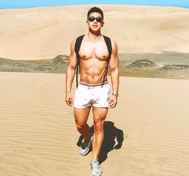 Gay的生活就是练好大胸翘臀，再去各地旅行？ - 51虹马