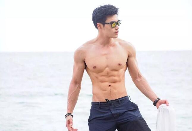 看点∣筋肉小哥的身材真的太sexxxxy了！面对这样的他没谁能不心动吧？ - 51虹马