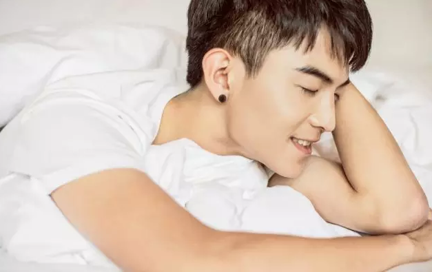 长腿老师撞脸陈晓纪凌尘，还有湿身诱惑超吸睛！ - 51虹马