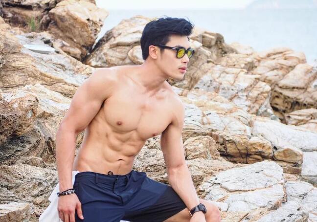 看点∣筋肉小哥的身材真的太sexxxxy了！面对这样的他没谁能不心动吧？ - 51虹马