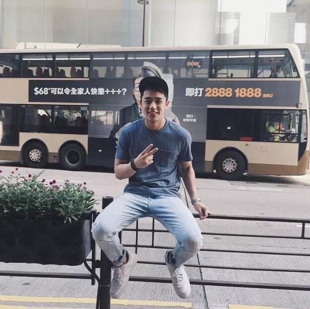 筋肉大胸边走边撩包很大的模特，居然是一脱成名的INS华裔？ - 51虹马