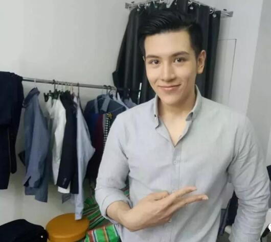 看点∣白嫩男模逆天胸肌还有沟，没有石更汉脸，也能男友力爆棚！ - 51虹马