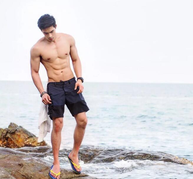 看点∣筋肉小哥的身材真的太sexxxxy了！面对这样的他没谁能不心动吧？ - 51虹马