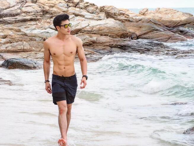 看点∣筋肉小哥的身材真的太sexxxxy了！面对这样的他没谁能不心动吧？ - 51虹马