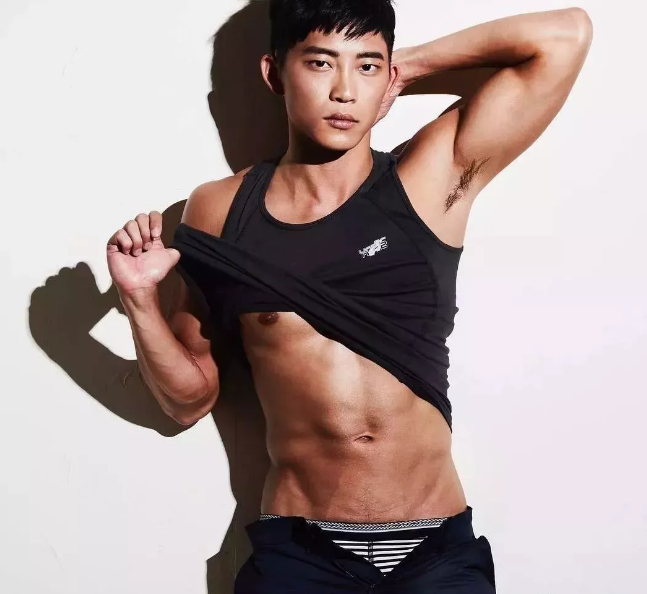 看点∣能飙车能演广告的筋肉体育生，还是身材迷人的鲜肉弟弟！ - 51虹马