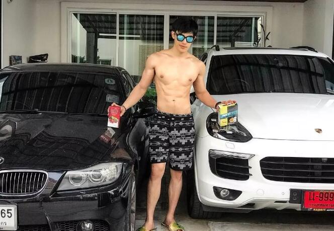 看点∣筋肉小哥的身材真的太sexxxxy了！面对这样的他没谁能不心动吧？ - 51虹马