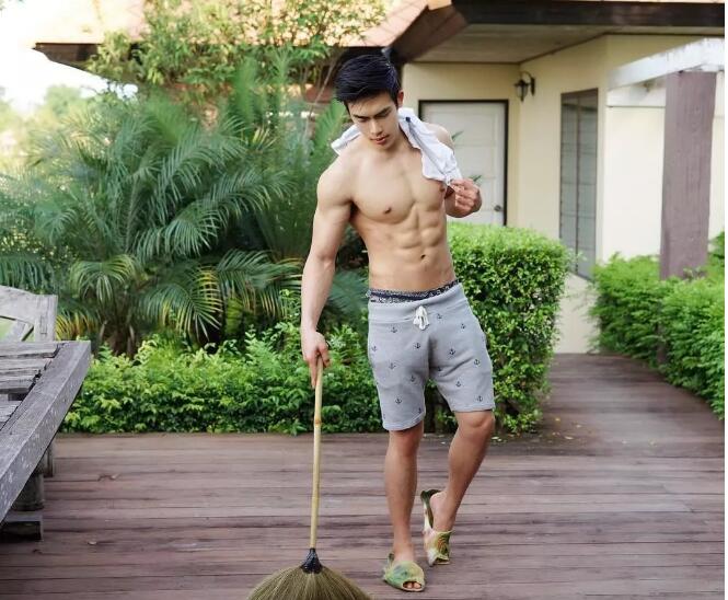 看点∣筋肉小哥的身材真的太sexxxxy了！面对这样的他没谁能不心动吧？ - 51虹马