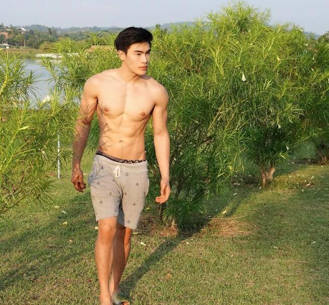 看点∣筋肉小哥的身材真的太sexxxxy了！面对这样的他没谁能不心动吧？ - 51虹马