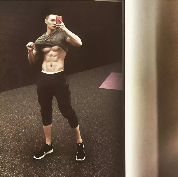 185的8块腹肌公狗腰东北爷们向云龙，了解一下 - 51虹马