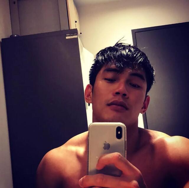 看点∣185.man货健体冠军“沖涼”照被疯传，天菜肌肉小将好“胸”！ - 51虹马