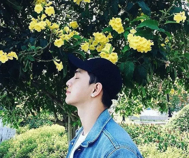 鲜肉男模脱得自然 乖巧盯当喵上线了！ - 51虹马