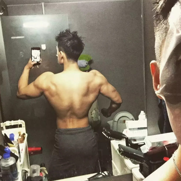 185的8块腹肌公狗腰东北爷们向云龙，了解一下 - 51虹马