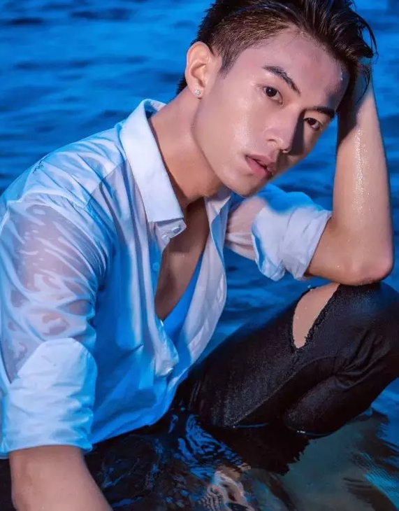 长腿老师撞脸陈晓纪凌尘，还有湿身诱惑超吸睛！ - 51虹马