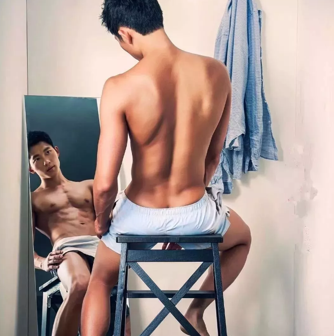 看点∣能飙车能演广告的筋肉体育生，还是身材迷人的鲜肉弟弟！ - 51虹马