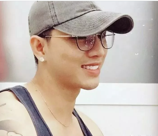 鲜肉男模脱得自然 乖巧盯当喵上线了！ - 51虹马