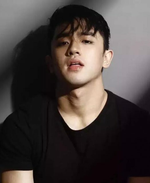 筋肉大胸边走边撩包很大的模特，居然是一脱成名的INS华裔？ - 51虹马